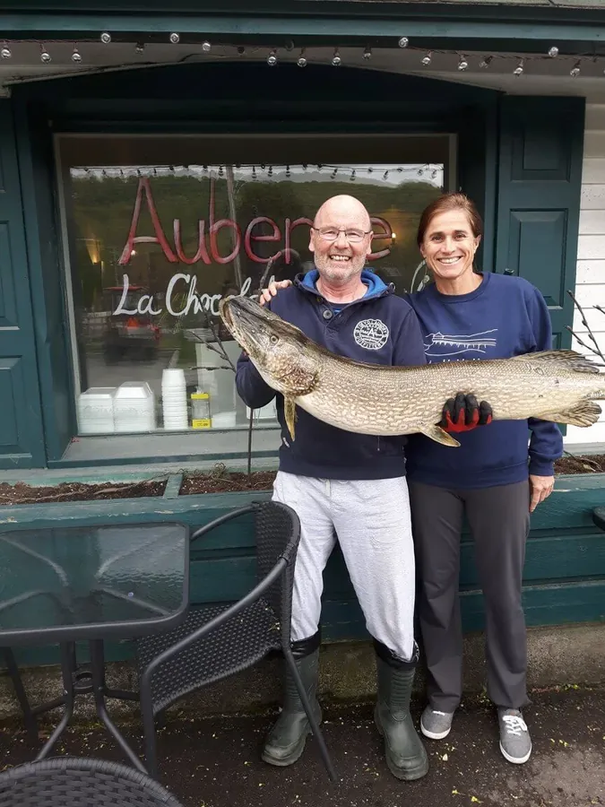 Couple fier de leur gros muskie pêché avec le guide Florent Hébert en Estrie
