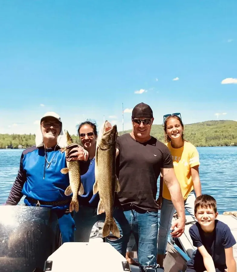 Groupe de pêcheurs montrant leurs prises après une excursion guidée au Lac Massawippi