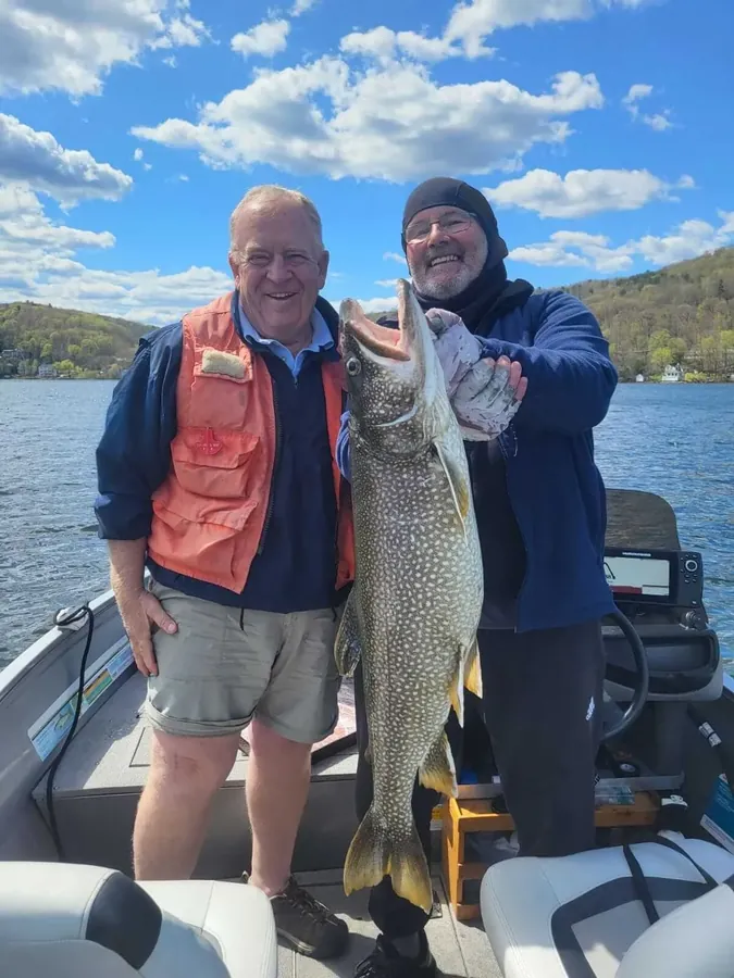 Guide de pêche Florent Hébert tenant un gros poisson au Lac Massawippi, Estrie