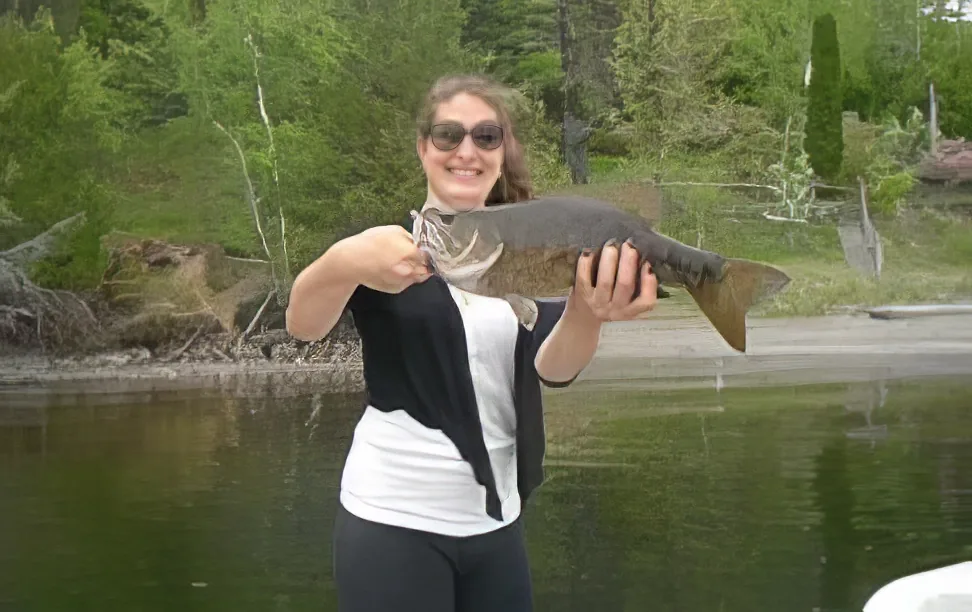 Silhouette de pêcheur sur un lac au coucher du soleil en Estrie